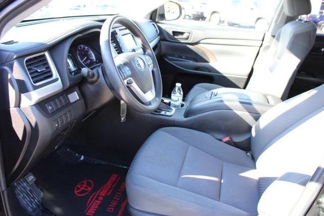 Photo of 2019 Midnight Black Metallic Toyota Highlander