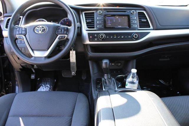 Photo of 2019 Midnight Black Metallic Toyota Highlander