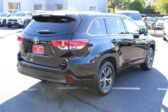 Photo of 2019 Midnight Black Metallic Toyota Highlander