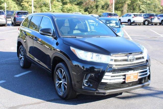 Photo of 2019 Midnight Black Metallic Toyota Highlander