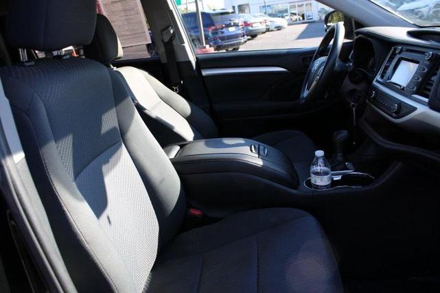 Photo of 2019 Midnight Black Metallic Toyota Highlander