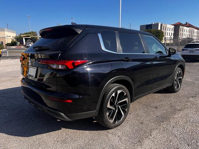 Photo of 2022 Black Mitsubishi Outlander