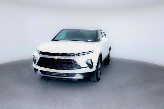 Photo of 2025 Summit White Chevrolet Blazer
