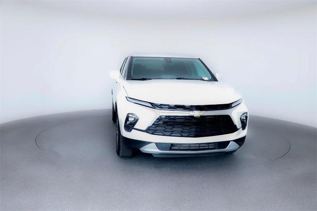 Photo of 2025 Summit White Chevrolet Blazer
