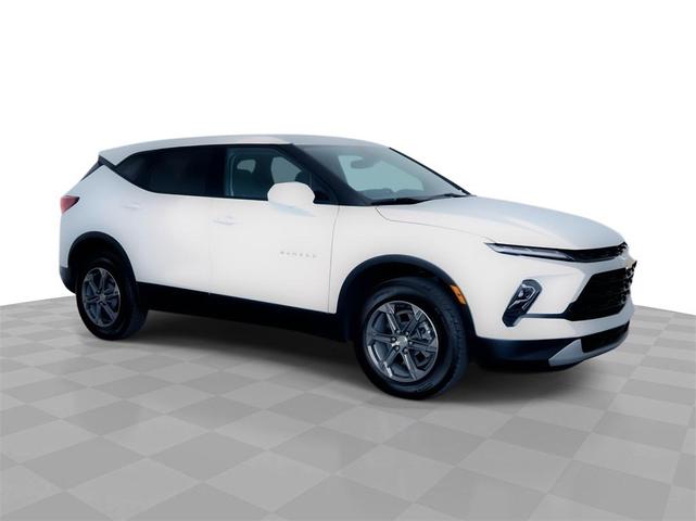 Photo of 2025 Summit White Chevrolet Blazer