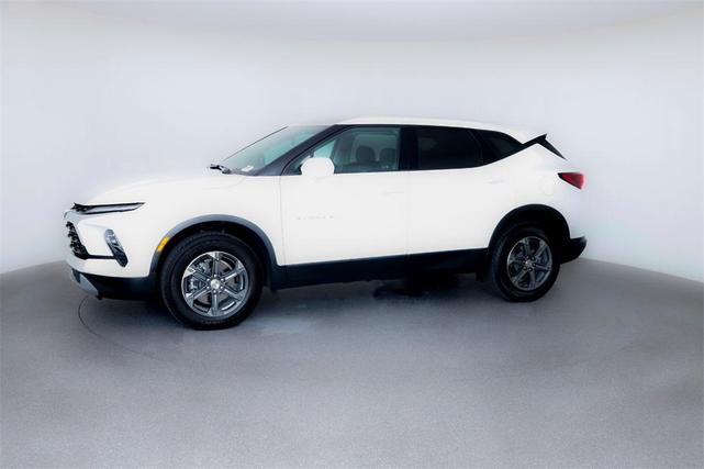 Photo of 2025 Summit White Chevrolet Blazer