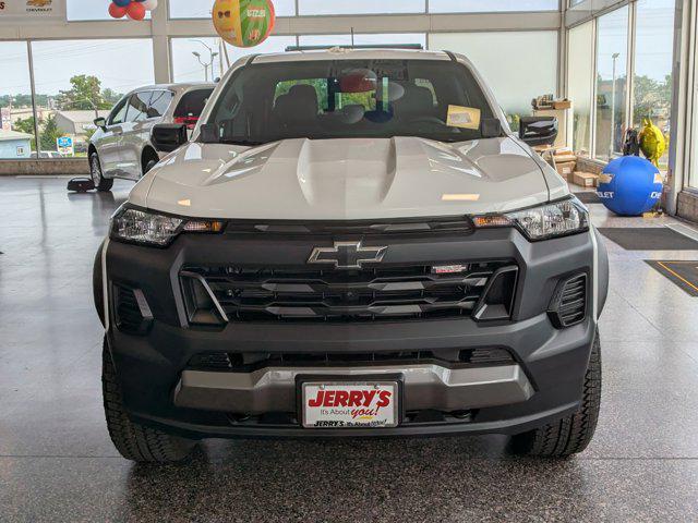 Photo of 2025 Summit White Chevrolet Colorado