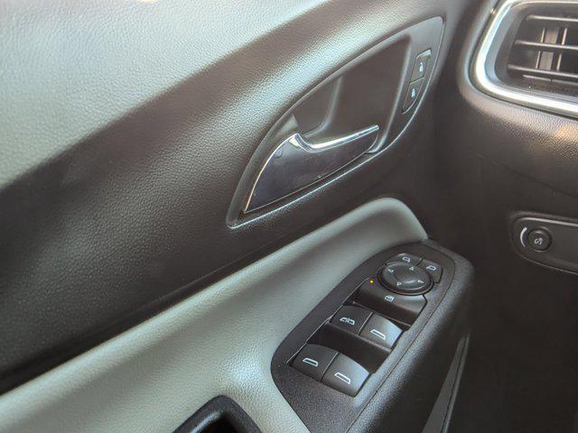 Photo of 2022 Silver Ice Metallic Chevrolet Equinox