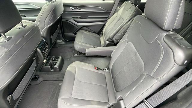 Photo of 2025 Metallic Jeep Grand Cherokee L
