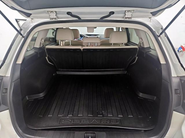 Photo of 2014 White Subaru Outback