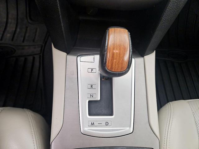 Photo of 2014 White Subaru Outback