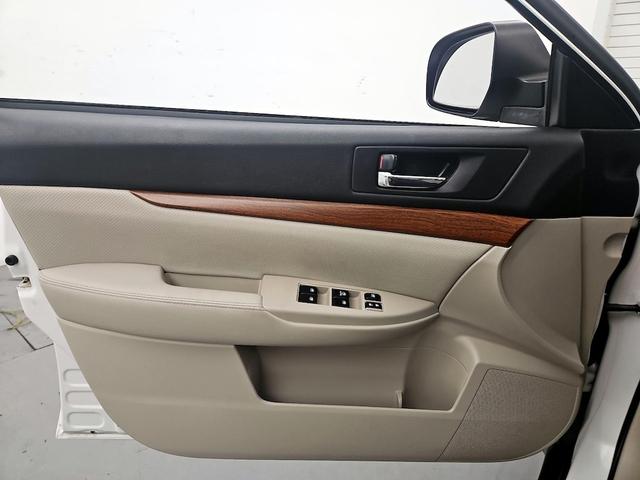 Photo of 2014 White Subaru Outback