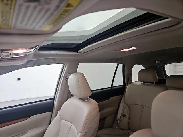 Photo of 2014 White Subaru Outback