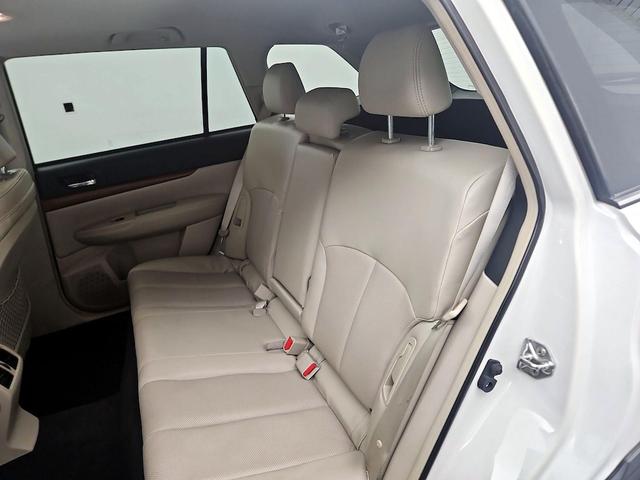 Photo of 2014 White Subaru Outback