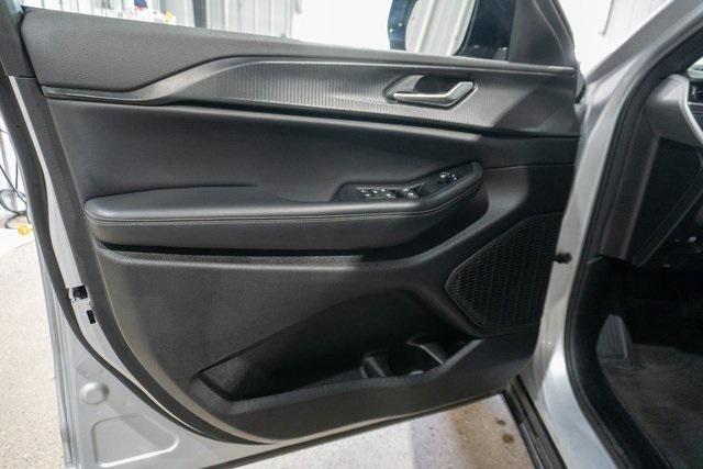 Photo of 2024 Silver Zynith Jeep Grand Cherokee L