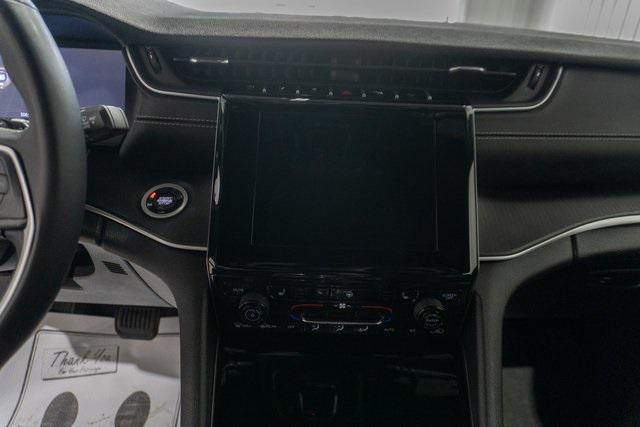 Photo of 2024 Silver Zynith Jeep Grand Cherokee L