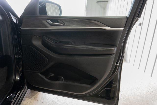 Photo of 2024 Diamond Black Crystal Pearlcoat Jeep Grand Cherokee L