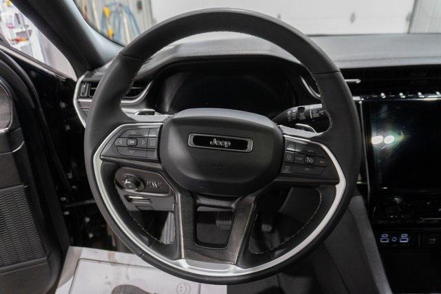 Photo of 2024 Diamond Black Crystal Pearlcoat Jeep Grand Cherokee L