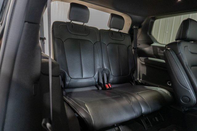 Photo of 2024 Diamond Black Crystal Pearlcoat Jeep Grand Cherokee L