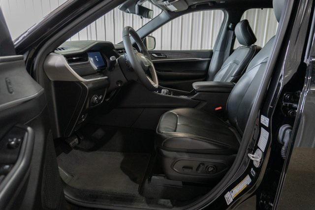 Photo of 2024 Diamond Black Crystal Pearlcoat Jeep Grand Cherokee L