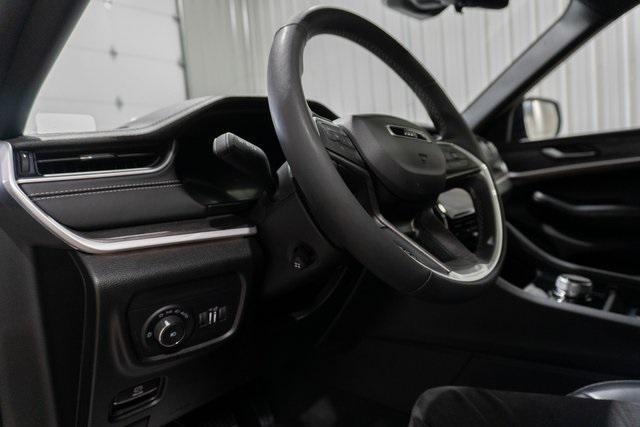 Photo of 2024 Diamond Black Crystal Pearlcoat Jeep Grand Cherokee L