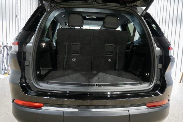 Photo of 2024 Diamond Black Crystal Pearlcoat Jeep Grand Cherokee L