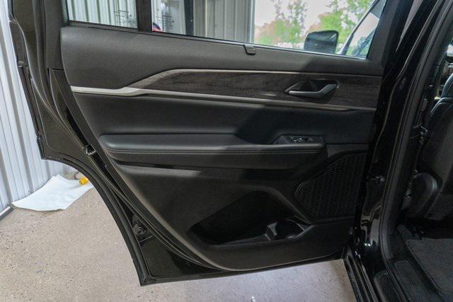 Photo of 2024 Diamond Black Crystal Pearlcoat Jeep Grand Cherokee L