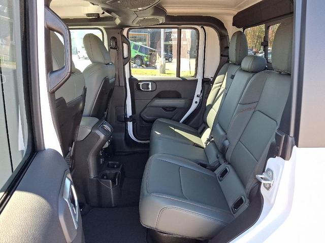 Photo of 2025 Bright White Clearcoat Jeep Gladiator