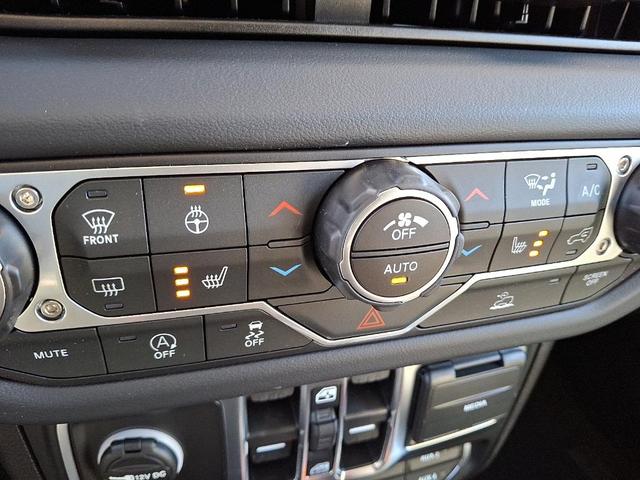 Photo of 2025 Bright White Clearcoat Jeep Gladiator
