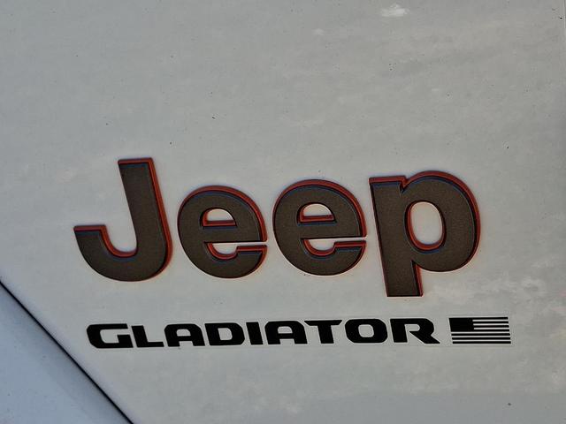 Photo of 2025 Bright White Clearcoat Jeep Gladiator