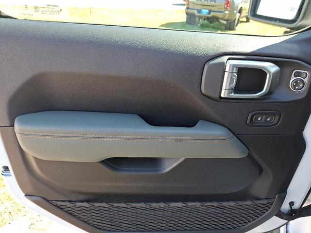 Photo of 2025 Bright White Clearcoat Jeep Gladiator