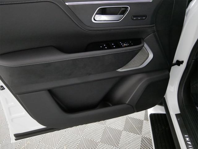 Photo of 2025 Radiant White INFINITI QX80