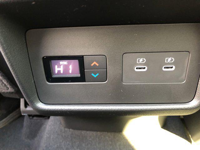 Photo of 2025 Everest White Pearl/Super Black Nissan Rogue