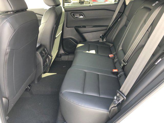 Photo of 2025 Everest White Pearl/Super Black Nissan Rogue