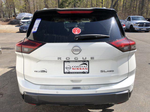 Photo of 2025 Everest White Pearl/Super Black Nissan Rogue