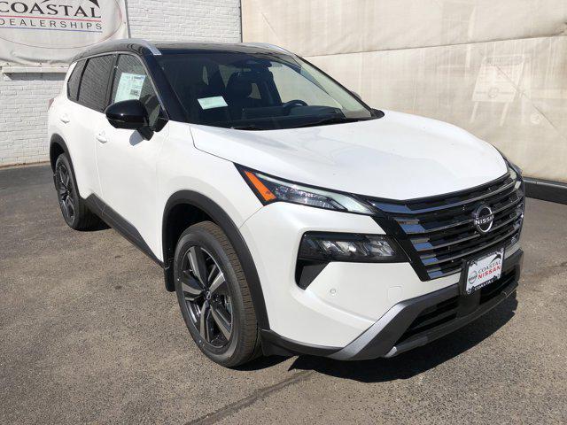 Photo of 2025 Everest White Pearl/Super Black Nissan Rogue