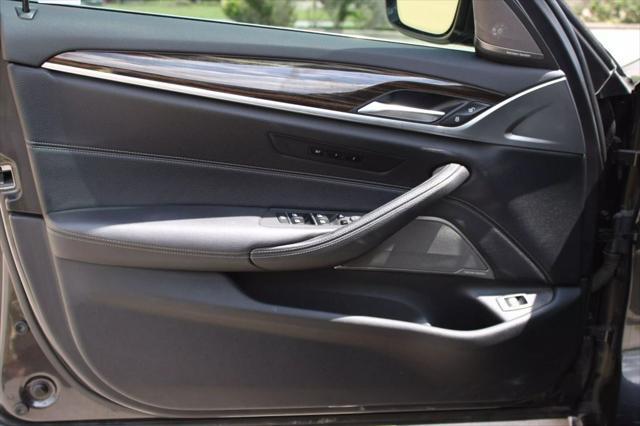 Photo of 2022 Dark Graphite Metallic BMW 530