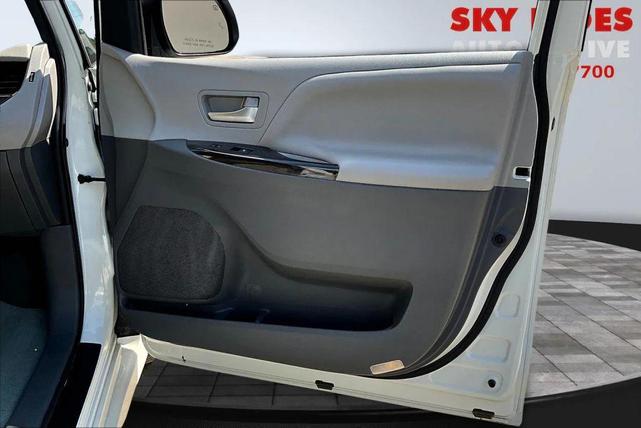 Photo of 2020 White Toyota Sienna