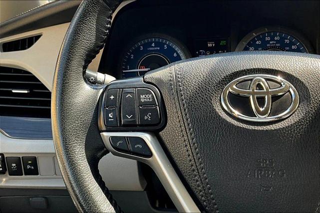 Photo of 2020 White Toyota Sienna