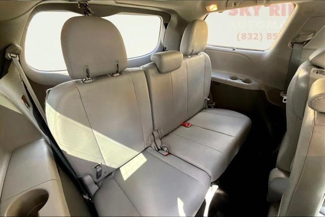 Photo of 2020 White Toyota Sienna