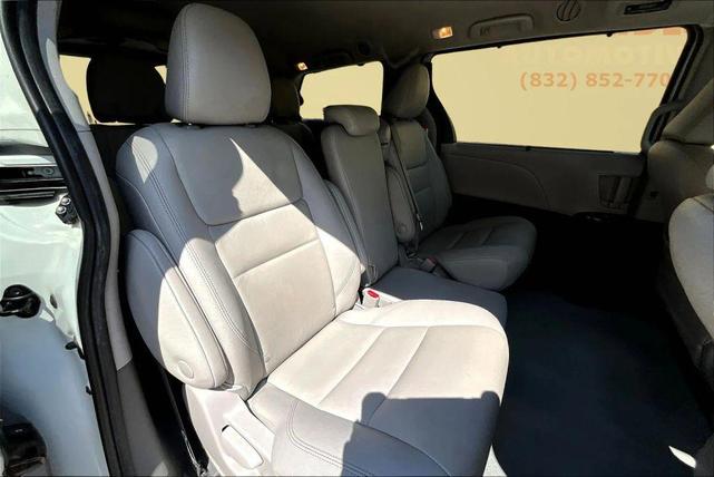 Photo of 2020 White Toyota Sienna