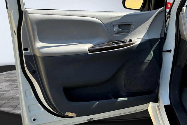 Photo of 2020 White Toyota Sienna