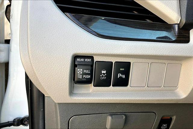 Photo of 2020 White Toyota Sienna