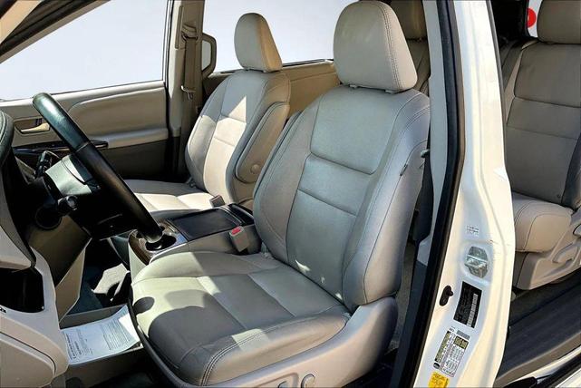 Photo of 2020 White Toyota Sienna