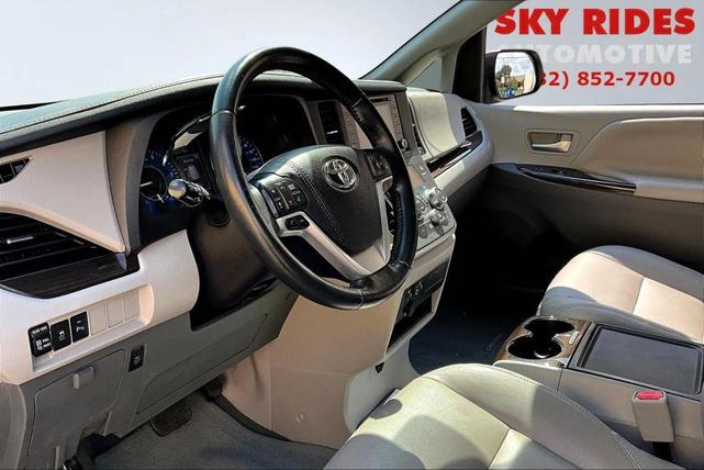 Photo of 2020 White Toyota Sienna