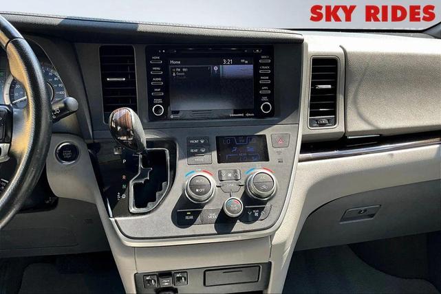 Photo of 2020 White Toyota Sienna