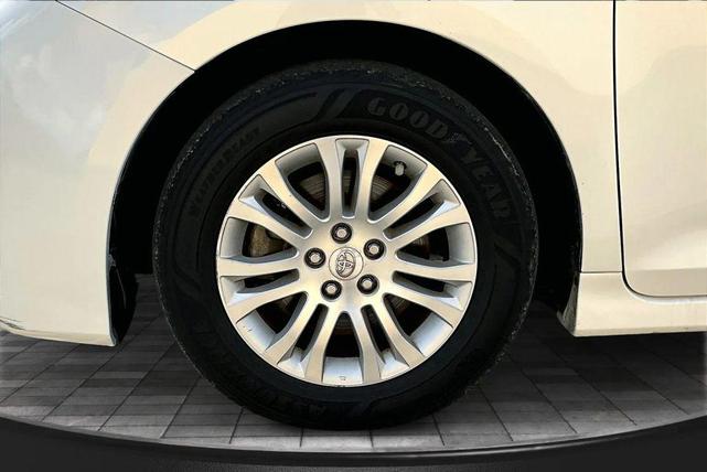 Photo of 2020 White Toyota Sienna