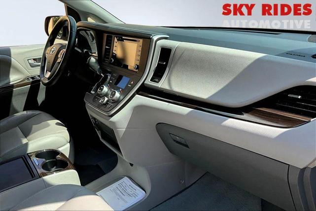 Photo of 2020 White Toyota Sienna