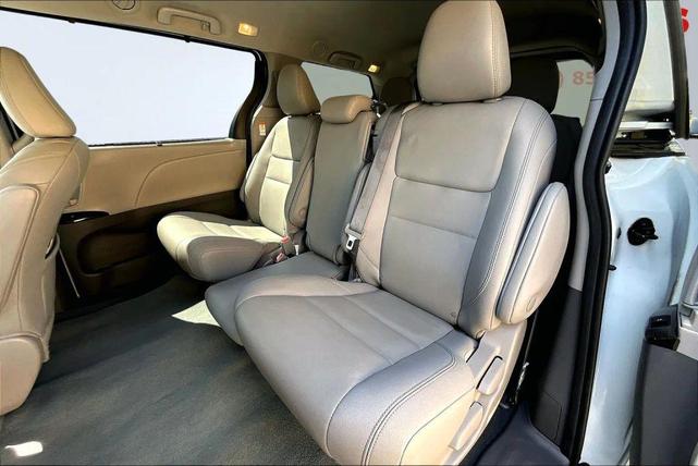Photo of 2020 White Toyota Sienna