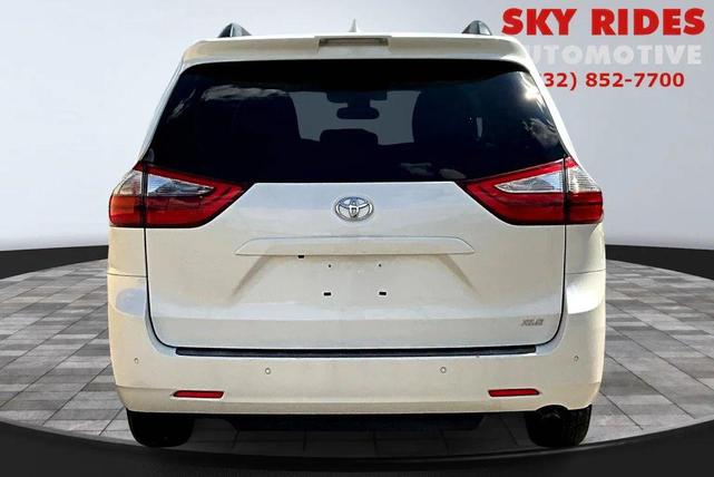 Photo of 2020 White Toyota Sienna